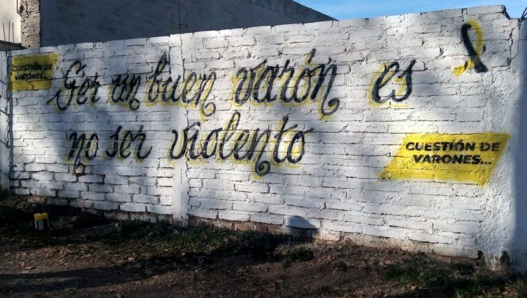 Varones pintan paredes para reflexionar sobre la violencia