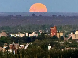 La luna llena se pudo ver completa este miércoles. La luna llena se pudo ver completa este miércoles.