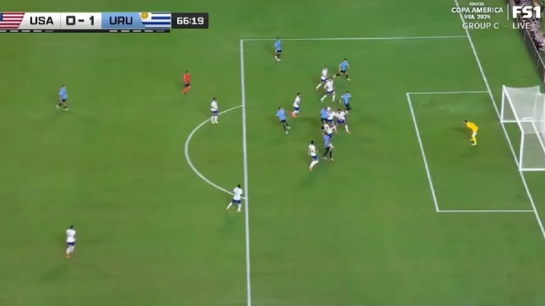 El VAR consideró que los delanteros de Uruguay estaban habilitados por el pie de un defensor de Estados Unidos / Foto Captura Tv
