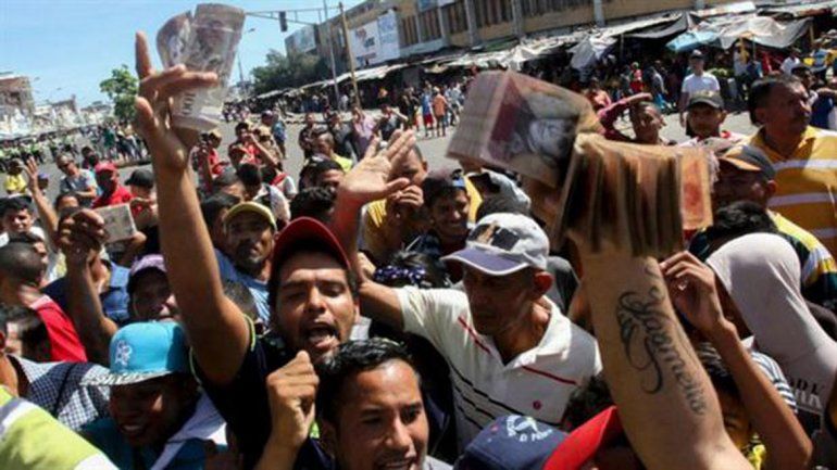 Al menos tres personas murieron en disturbios por la falta de billetes