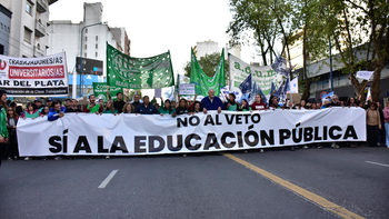 Marcha en Buenos Aires en contra del veto al financiamiento universitario.