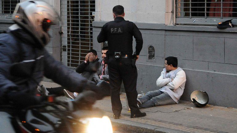 Los detenidos por protagonizar el tiroteo en un boliche porteño.