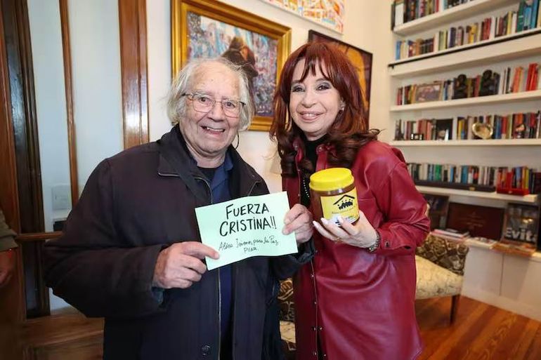 Cristina Kirchner junto a Pérez Esquivel, quien la visitó y le llevó un pote de miel de regalo. Cristina Kirchner junto a Pérez Esquivel, quien la visitó y le llevó un pote de miel de regalo.