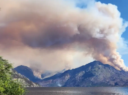 La gran columna de humo que dio cuenta de que el incendio se reavivó en Chubut. La gran columna de humo que dio cuenta de que el incendio se reavivó en Chubut.