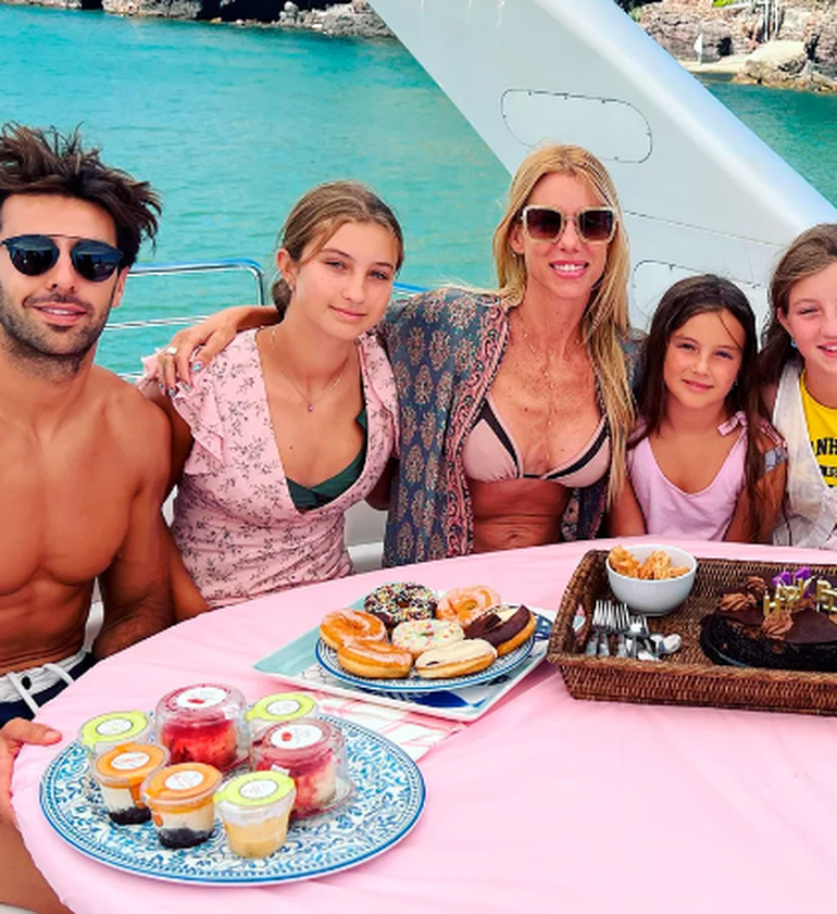 La modelo junto a su pareja y sus hijas. ¿Se agranda la familia?