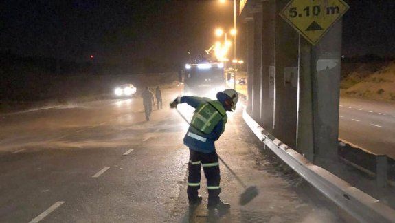 Sacan 200 toneladas de mugre de los guardarrailes de la Ruta 7