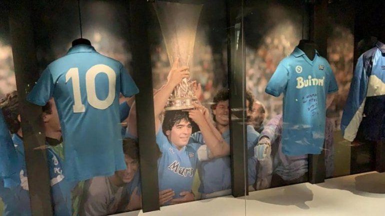 La exposición honra la carrera deportiva de Maradona