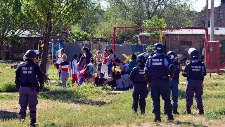 Unas 50 mujeres resisten en la toma desalojada