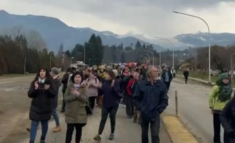 Vecinos de El Hoyo marcharon luego de que la Justicia de Chubut decidió dejar en libertad al sospechoso. Vecinos de El Hoyo marcharon luego de que la Justicia de Chubut decidió dejar en libertad al sospechoso.