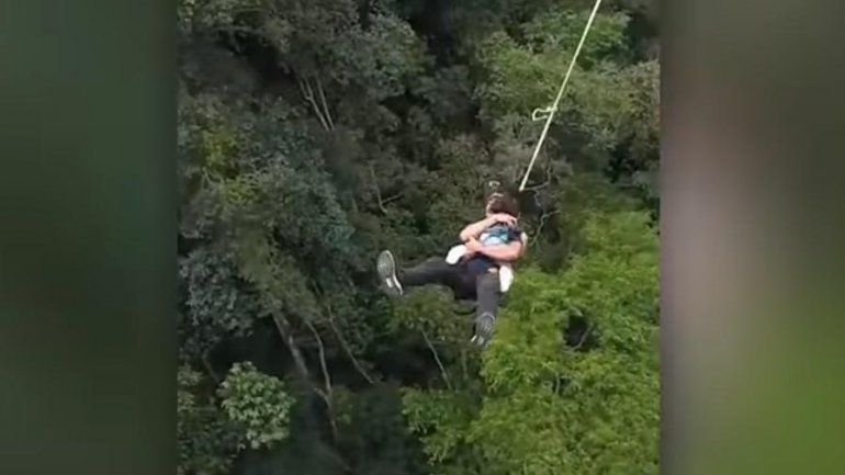 Extremo: un padre saltó al vacío con su hija en brazos