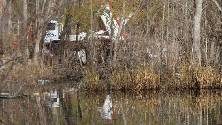 Multaron a una empresa por arrojar escombros a la laguna Paimún