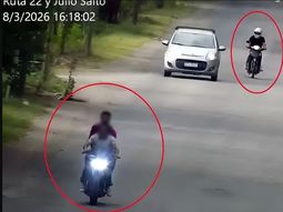 Los dos motociclistas fueron descubiertos por personal del 911. Tras un seguimiento lograron atraparlos. Uno de los rodados había sido robado en Neuquén. Los dos motociclistas fueron descubiertos por personal del 911. Tras un seguimiento lograron atraparlos. Uno de los rodados había sido robado en Neuquén.