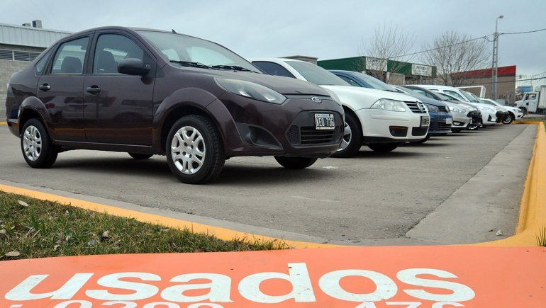 Cayó un 18% la demanda de autos usados en Neuquén: los más vendidos