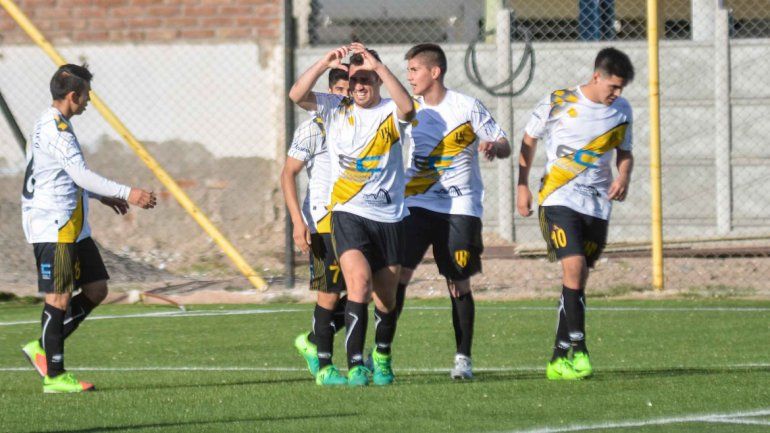 Pachorra Castro le puso el moño al triunfo con un verdadero golazo y fue uno de los mejores de la cancha.
