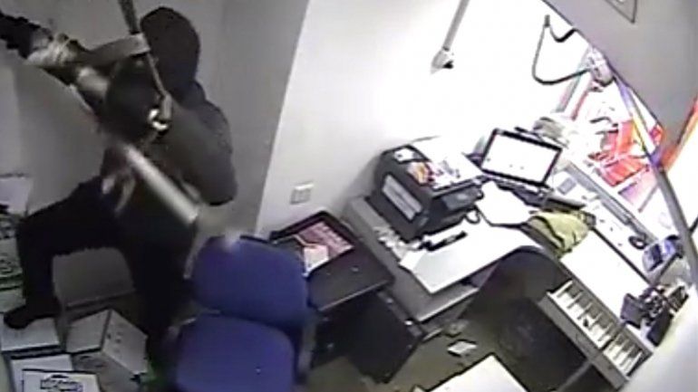 Los ladrones ingresaron a la sucursal colgados de una soga.&nbsp;
