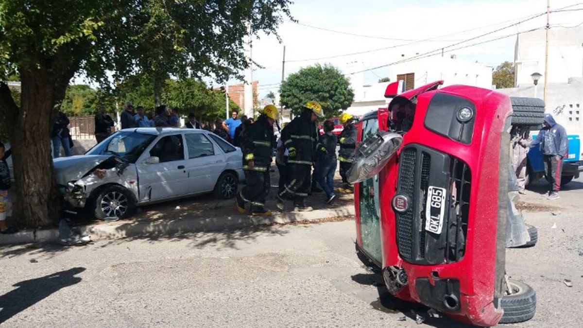 Una persona resultó herida en un impactante choque en Cutral Co