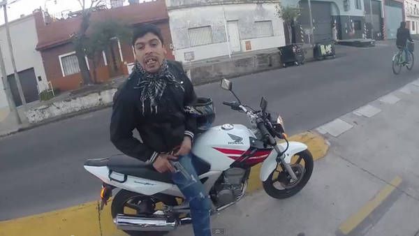El motochorro de La Boca alardeó en la cárcel y recibió una golpiza