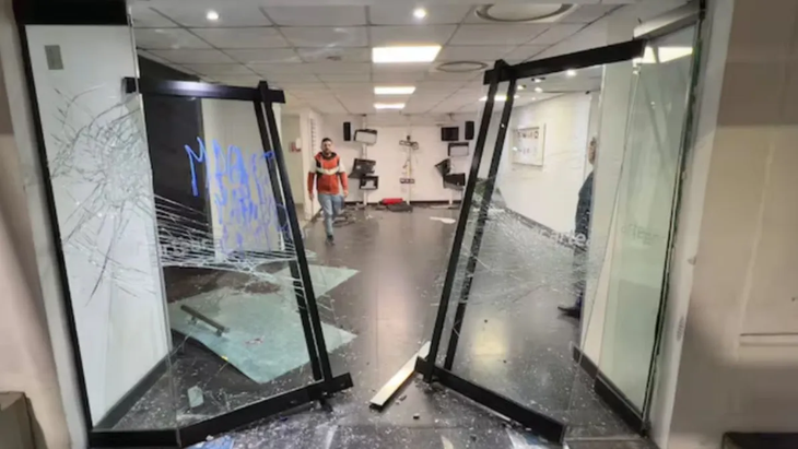 Vándalos liderados por exfuncionarios del gobierno anterior (La Campora) destruyeron parte de las instalaciones del Grupo Clarín. Vándalos liderados por exfuncionarios del gobierno anterior (La Campora) destruyeron parte de las instalaciones del Grupo Clarín.