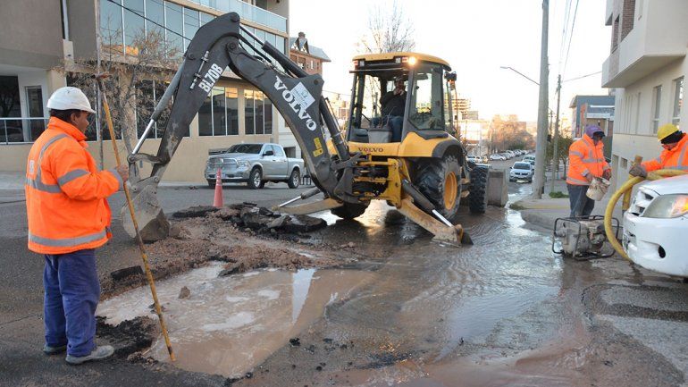 Un caño roto sorprendió a los vecinos de la zona centro oeste