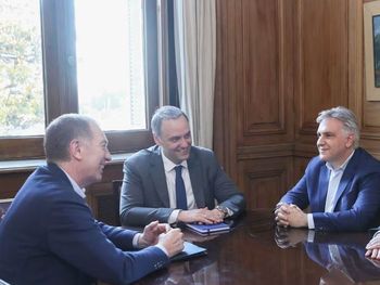 Diego Santilli y Manuel Adorni en una reunión con Martín Llaryora, Gobernador de Córdoba. Diego Santilli y Manuel Adorni en una reunión con Martín Llaryora, Gobernador de Córdoba.