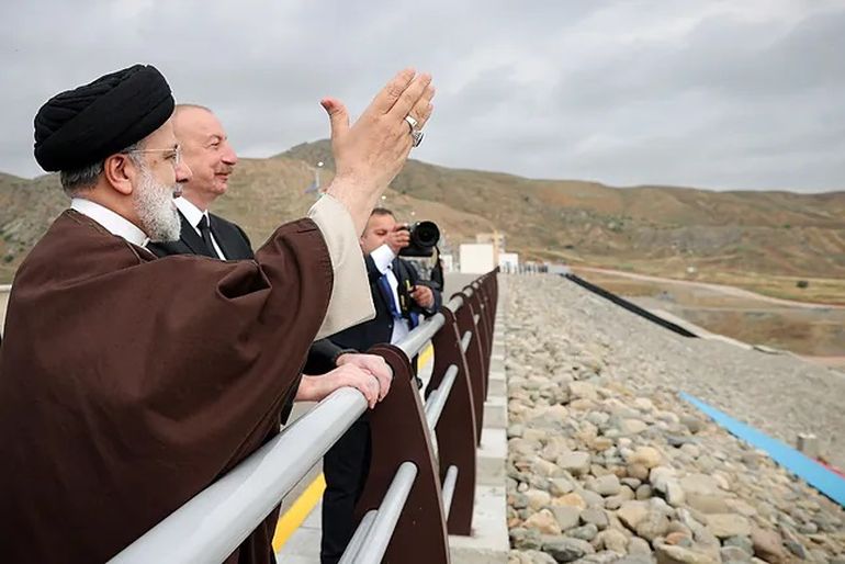 El presidente de Irán, Ebrahim Raisi, y su par de Azerbaiyán, Ilham Aliyev,en un acto poco antes del accidente. El presidente de Irán, Ebrahim Raisi, y su par de Azerbaiyán, Ilham Aliyev,en un acto poco antes del accidente.