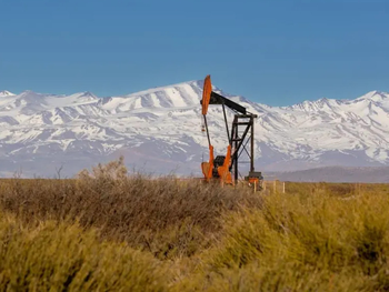 Instalaciones petroleras convencionales en Malargüe: el objetivo es reactivarlas con inversiones ágiles y eficientes.