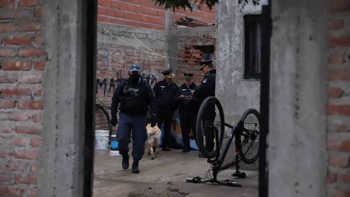 Allanamientos en Toma La Familia por un violento robo - Fotos Claudio Espinoza