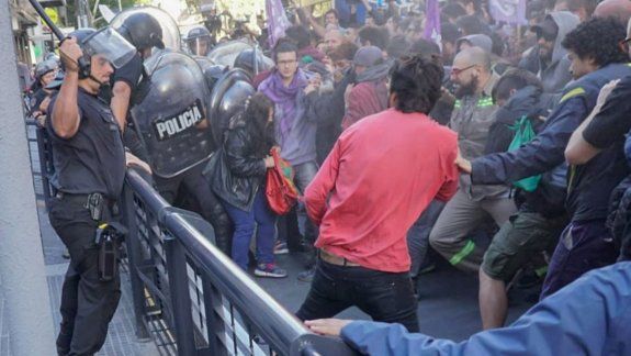 la policia reprimio otra protesta en el centro porteno