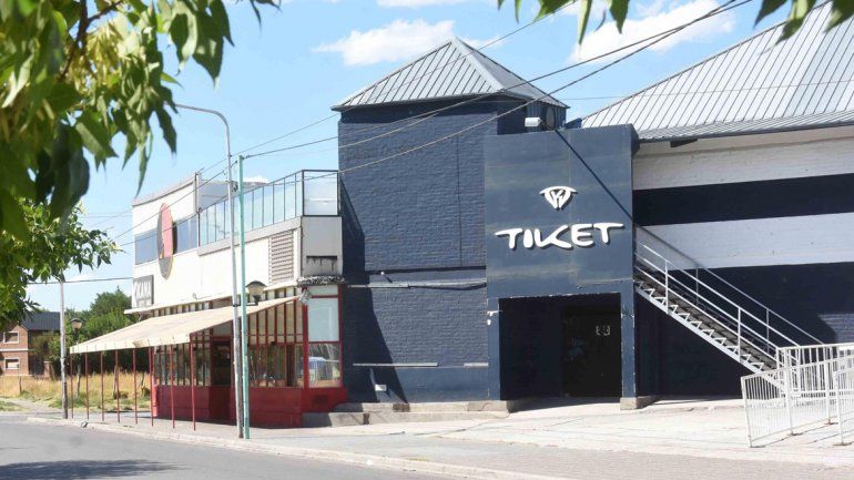 El ataque se habría producido en la puerta del boliche cercano al río.