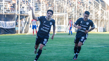 Maxi Fornari y el festejo de su primer gol con la camiseta de Cipo. Maxi Fornari y el festejo de su primer gol con la camiseta de Cipo.