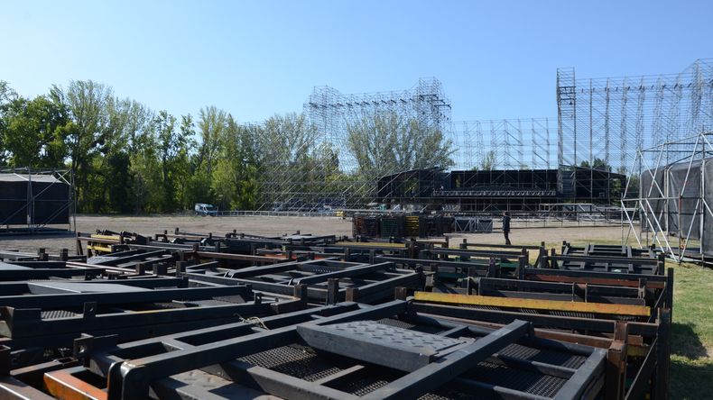 El predio de la isla 132 se empieza a poner a punto para la FIesta de la Confluencia 2026. | LM Neuquen El predio de la isla 132 se empieza a poner a punto para la FIesta de la Confluencia 2026.