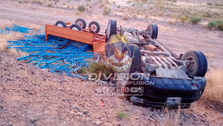 Un albañil perdió el control de su camioneta y volcó en la Ruta 67 camino a una obra
