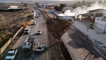 Violencia en Mexico: columnas de humo se elevan tras el ataque armado que facilitó la fuga de presos en Puerto Vallarta. Violencia en Mexico: columnas de humo se elevan tras el ataque armado que facilitó la fuga de presos en Puerto Vallarta.