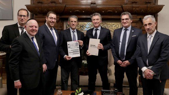 Macri y autoridades de la AMIA. Hoy se cumplen 24 años del atentado.&nbsp;