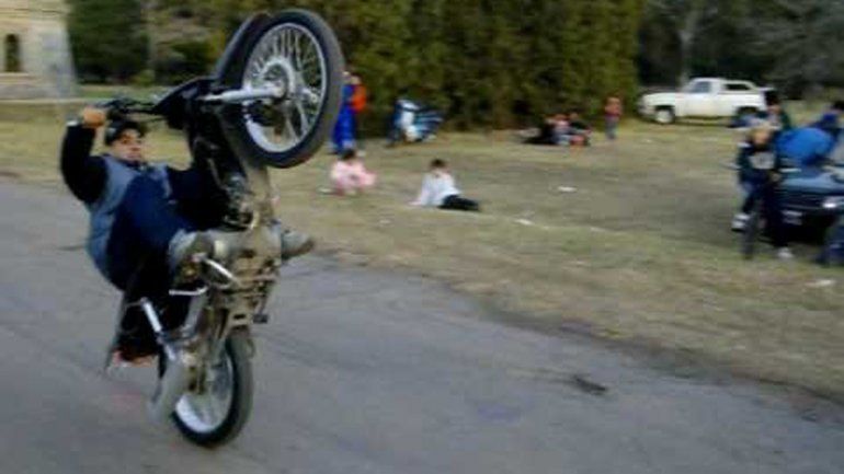 Los chicos insisten en hacer proezas arriba de las motos. Están prohibidas.