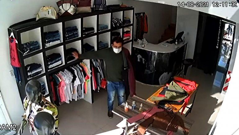 Así un mechero robó jeans de una tienda en Plottier