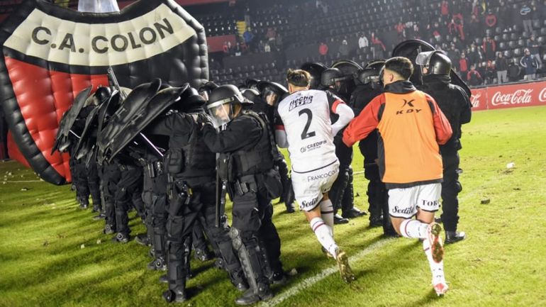 Insólito: el partido de Colón se suspendió por incidentes y se completó este martes