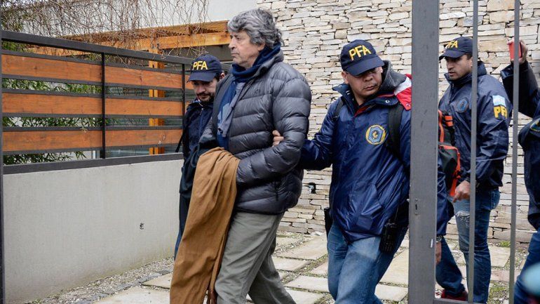 Detuvieron a un ex juez que tenía un arsenal en su casa