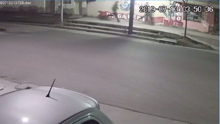 Video: así atacaron y escaparon los ladrones que balearon al tachero en el barrio Villa María