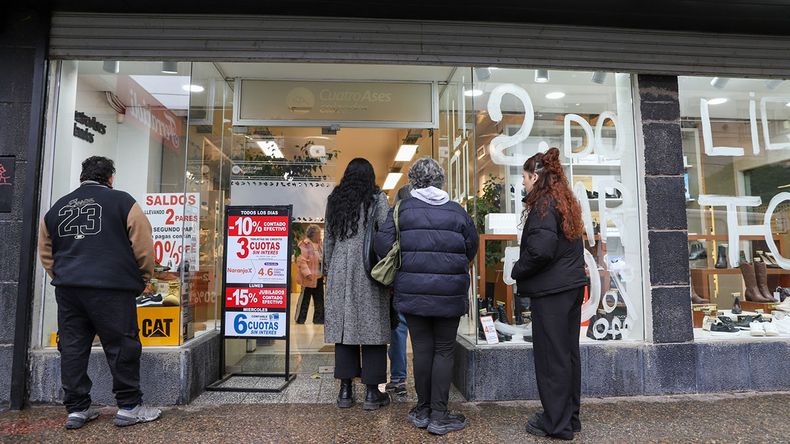Tras 61 años, cierra una histórica zapatería de Neuquén: filas para aprovechar las últimas ofertas | LM Neuquen Tras 61 años, cierra una histórica zapatería de Neuquén: filas para aprovechar las últimas ofertas