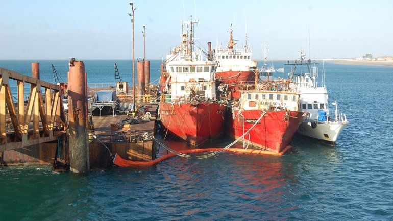 Hundirán dos viejos barcos pesqueros en Las Grutas