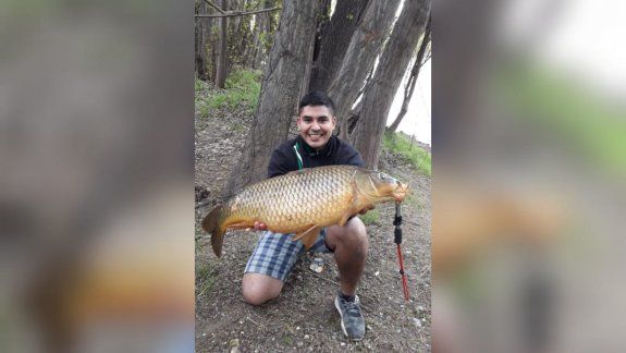Mirá la carpa de 11 kilos que sacó Lucas en la confluencia de los ríos