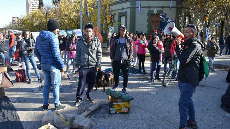 Sigue el acampe de estudiantes por los edificios escolares