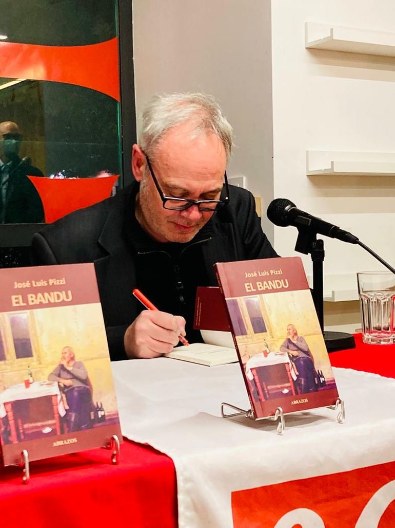 El Bandú es el título de uno de los libros de Pizzi donde aparecen personajes, situaciones e historias tomadas de sus vivencias en Ingeniero Huergo. El Bandú es el título de uno de los libros de Pizzi donde aparecen personajes, situaciones e historias tomadas de sus vivencias en Ingeniero Huergo.