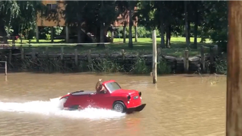 transformo su fiat 600 en una lancha y es furor en el delta transformo su fiat 600 en una lancha y es furor en el delta