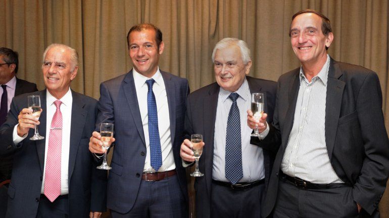 Omar Gutiérrez junto a Alejandro Bulgheroni (PAE) y Oscar Vicente.