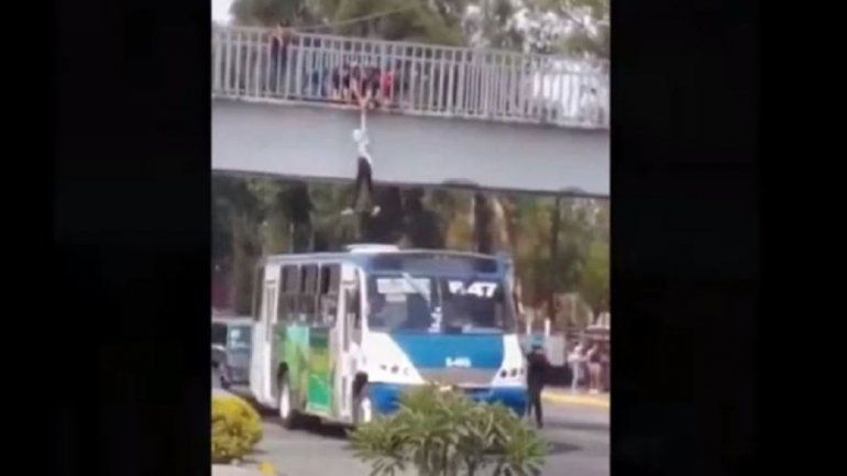 Video: chofer salvó a una mujer que intentaba tirarse de un puente