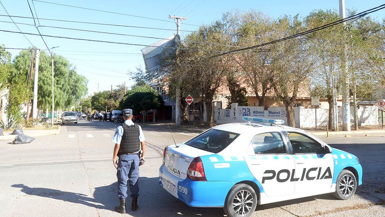 La Policía cortó la calle para que pudieran retirar las chapas del árbol. La Policía cortó la calle para que pudieran retirar las chapas del árbol.