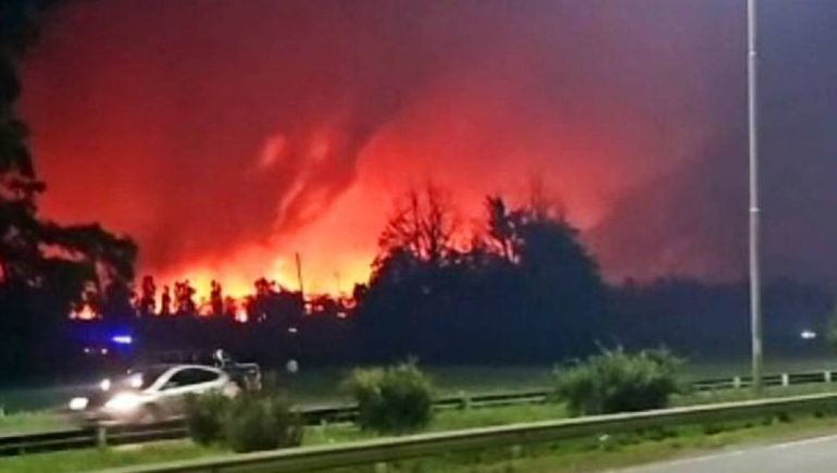 Explosiones en Ezeiza: masivo despliegue por el incendio que afectó siete galpones