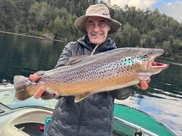 ¡sorpresa! un pescador saco una trucha de mas de 5 kilos del lago correntoso ¡sorpresa! un pescador saco una trucha de mas de 5 kilos del lago correntoso